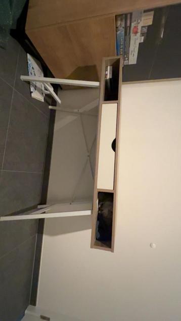 Bureau te koop beschikbaar voor biedingen