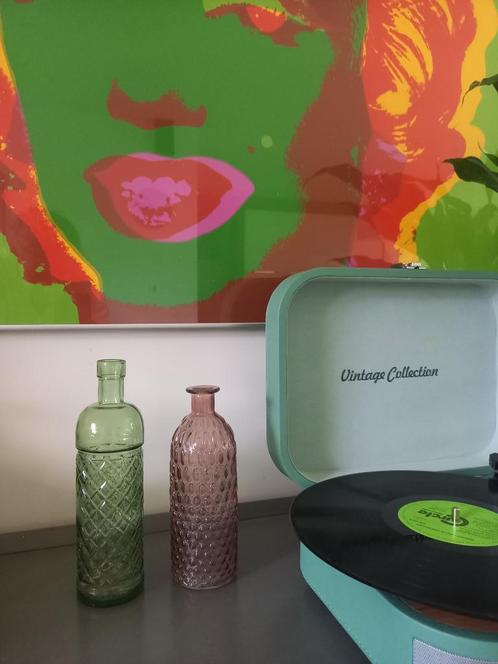 Leuke glazen vaasjes in perfecte staat! Met tof relief., Huis en Inrichting, Woonaccessoires | Vazen, Nieuw, Groen, Minder dan 50 cm