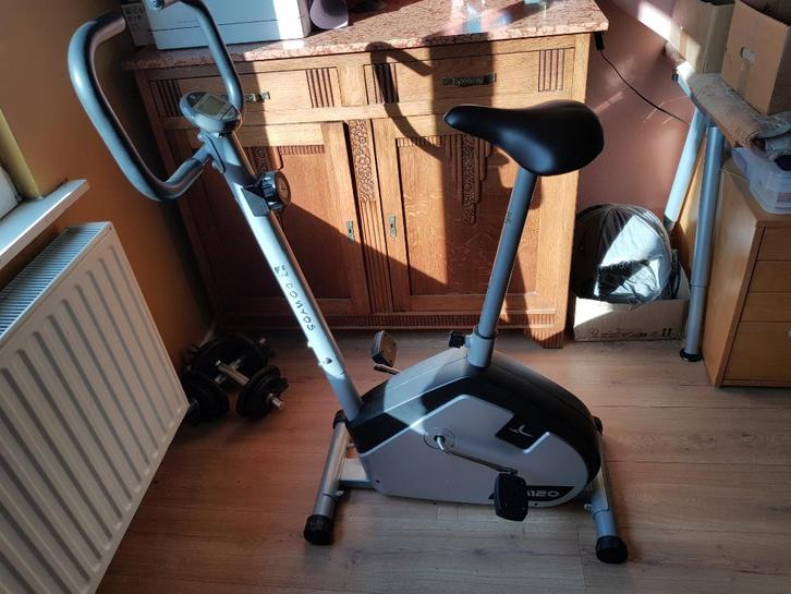 Velo appartement Fitness Domyos, Sports & Fitness, Appareils de fitness, Comme neuf, Vélo d'appartement, Jambes, Abdominaux, Dos