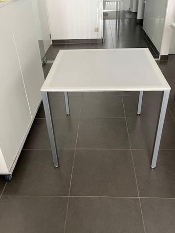 Klein tafeltje  beschikbaar voor biedingen