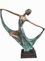 Een sierlijk bronzen beeld in de kenmerkende Art Deco stijl, Antiquités & Art, Art | Sculptures & Bois, Enlèvement ou Envoi