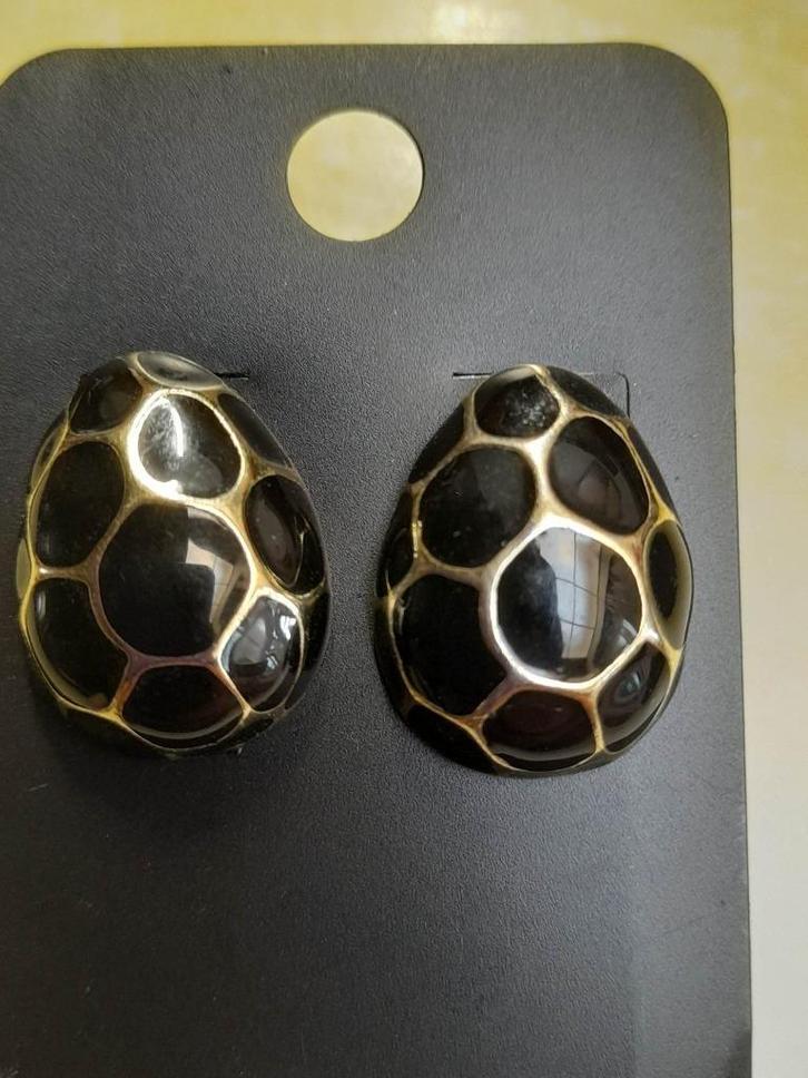 Oorbellen in de vorm van ovalen schildpadden, Handtassen en Accessoires, Oorbellen, Gebruikt, Hangers, Overige materialen, Zwart