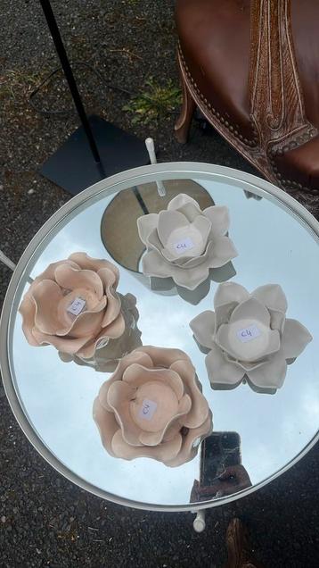 Sfeervolle bloemen-theelichtjes beschikbaar voor biedingen