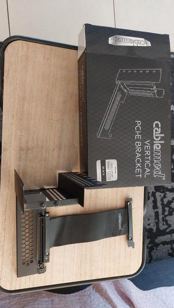 Cablemod vertical pci-e bracket beschikbaar voor biedingen