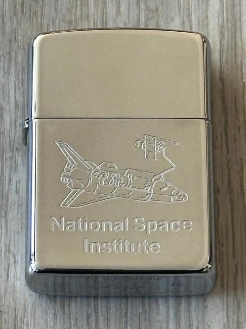 ZIPPO aansteker uit de collectie "NAT SPACE INSTITUTE" - 95€, Verzamelen, Rookartikelen, Aanstekers en Luciferdoosjes, Zo goed als nieuw