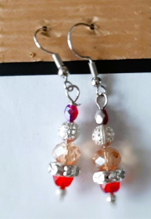 Te koop: Tof geschenk lange oorbellen rood/zilver, Handtassen en Accessoires, Oorbellen, Nieuw, Hangers, Overige materialen, Rood