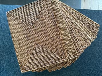 11 Rattan placemats en 10 onderzetters beschikbaar voor biedingen