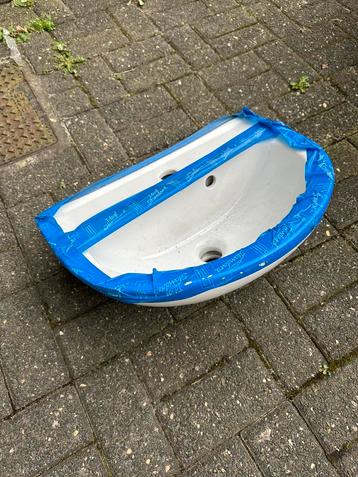 2 witte keramieken lavabo’s beschikbaar voor biedingen