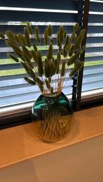 Glazen vaas met gedroogde bloemen, Huis en Inrichting, Woonaccessoires | Vazen, Ophalen, Minder dan 50 cm, Groen, Glas