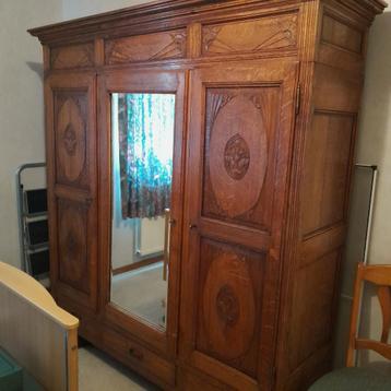 kleerkast en commode beschikbaar voor biedingen