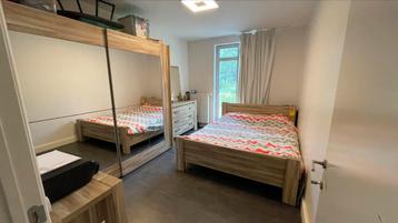 Volledige slaapkamer met klerenkast en tweepersoonsbed beschikbaar voor biedingen