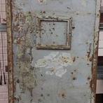 Antieke gevangenisdeur, Ophalen