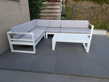 Prachtige loungeset met bijhorende opbergkist beschikbaar voor biedingen
