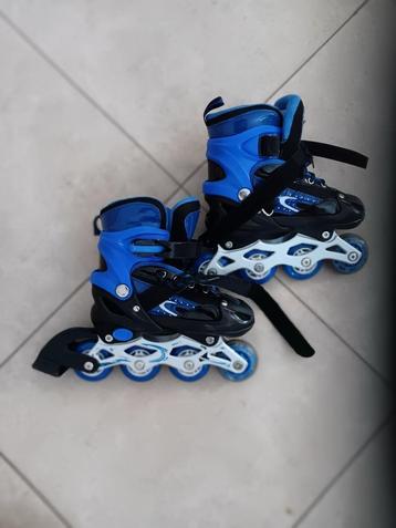 blauwe skeelers 30-34 en roze skeelers 26-30 (+bescherming) beschikbaar voor biedingen