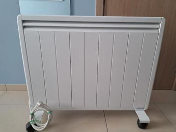 Radiateur à inertie. En couleur crème. La marque : Aterno.  disponible aux enchères