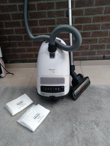 Miele C3 stofzuiger, 1200W beschikbaar voor biedingen