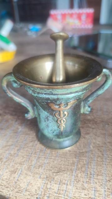 Oude apotheekstamper en vijzel. Bronzen TB-staat beschikbaar voor biedingen