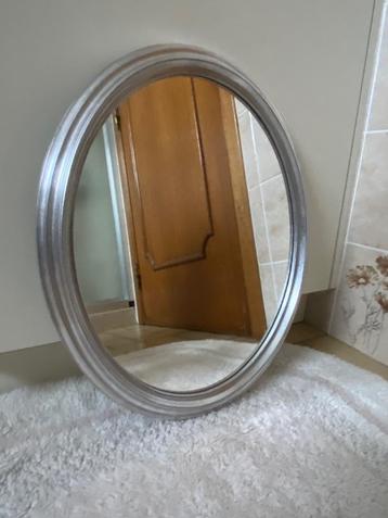 Ovale spiegel voor toilet