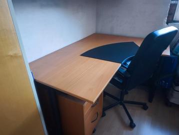 Hoekbureau met verstelbaar onderstel – ideaal voor thuiswerk beschikbaar voor biedingen