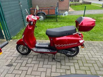 NIEUWSTAAT!!Scooter veneci 50 cc B -klasse 3600km bj2019 beschikbaar voor biedingen