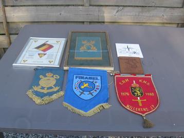 Militaria kaders ,vaandeltjes etc beschikbaar voor biedingen