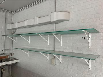 Glazen wandplanken met bevestiginsmateriaal plus beugels beschikbaar voor biedingen