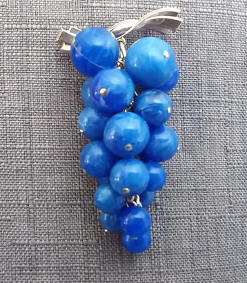 Vintage broche „druiventros” beschikbaar voor biedingen