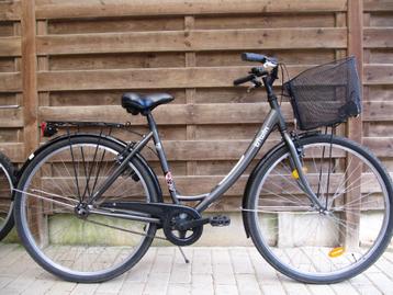  Twee damesfietsen TREK en B- TWIN 90 en 70 euro beschikbaar voor biedingen