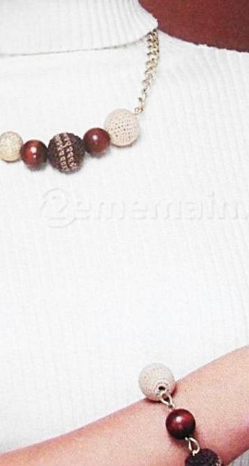 De ketting- en armbandenset of individueel beschikbaar voor biedingen