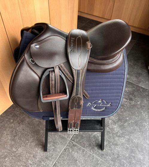 Compleet VZH zadel Ikonic classic 17” s boom tobacco leder, Dieren en Toebehoren, Paarden en Pony's | Zadels, Zo goed als nieuw