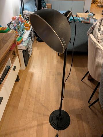 Industriële staanlamp beschikbaar voor biedingen