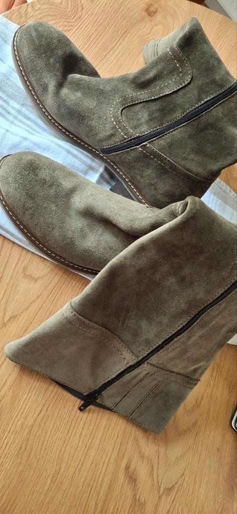 Nieuwe daim kaki laarzen maat 41 vraagprijs 40, Kleding | Dames, Schoenen, Ophalen