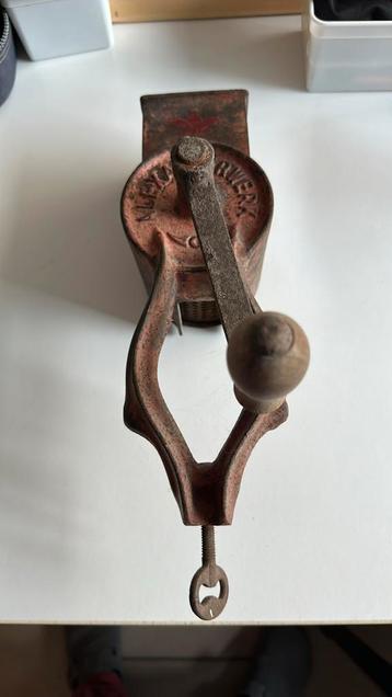 Antiek kaas- en vleesmolen beschikbaar voor biedingen