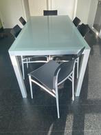 Glazen Tafel met 6 zwarte design stoelen (Philippe Starck), Huis en Inrichting, Tafels | Eettafels, Ophalen, Gebruikt, 100 tot 150 cm