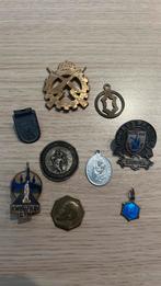 Verschillende oude emblemen / hangertjes / pins, Antiquités & Art, Enlèvement ou Envoi