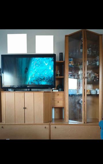 Tv meubel + vitrine kast  beschikbaar voor biedingen