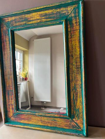 Unieke spiegel met kleurrijk houten kader beschikbaar voor biedingen