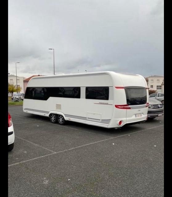 Caravan Hobby UFF 650 in Spanje, Caravanes & Camping, Caravanes, Particulier, jusqu'à 4, Banquette en rond, Hobby, Coin salon convertible