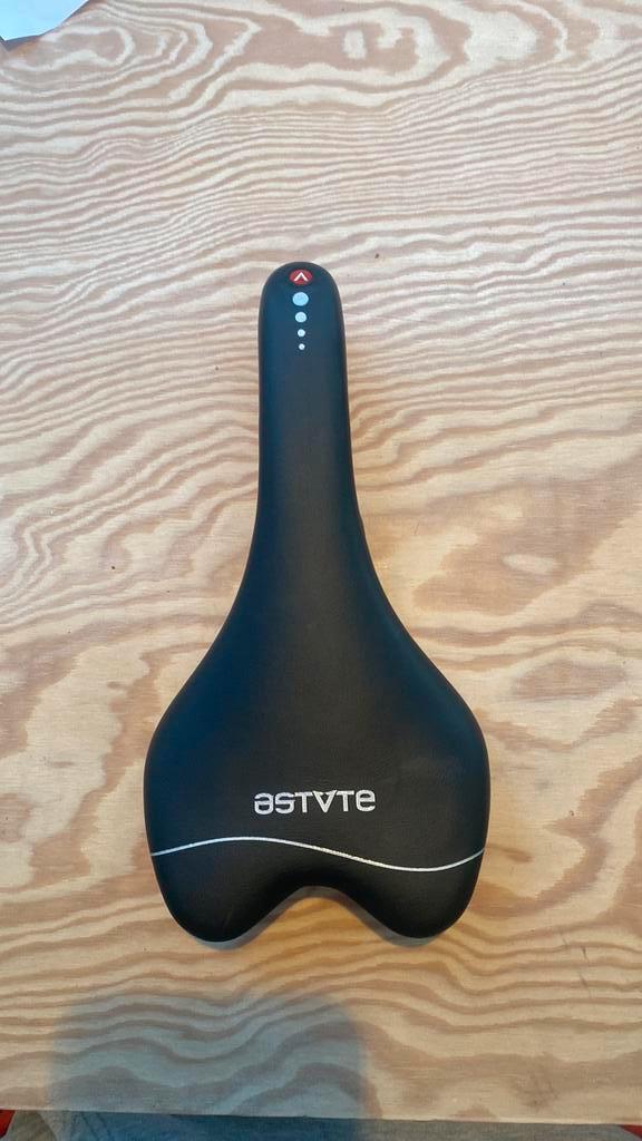 Astute skyline sr zadel met titanium rail, 135mm, Fietsen en Brommers, Fietsonderdelen, Zo goed als nieuw, Racefiets, Zadel, Ophalen of Verzenden