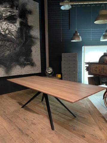 massief eiken tafel , boomstam tafel, houten tafel, tafels beschikbaar voor biedingen