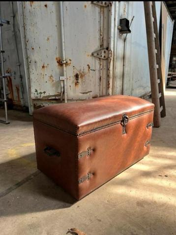 Kist bekleed met leder 91 cm breed zeer decoratief en handig beschikbaar voor biedingen
