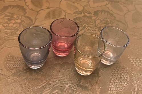 4 borrelglaasjes in mooie kleuren, Verzamelen, Glas en Drinkglazen, Gebruikt, Borrel- of Shotglas, Ophalen of Verzenden