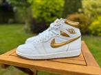 Nike Air Jordan 1 Retro HI OG Wit/Goud — T42.5 — Nieuwstaat, Kleding | Dames, Schoenen, Ophalen of Verzenden, Zo goed als nieuw