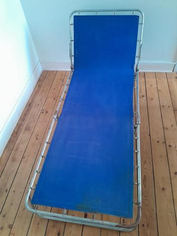 Opvouwbare strandstoel van blauw canvas - metalen structuur beschikbaar voor biedingen