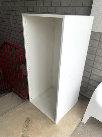Witte inbouwkast (corpus) beschikbaar voor biedingen