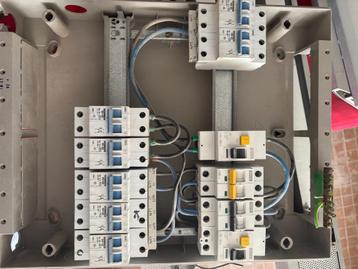 Elektriciteitskast met zekeringen beschikbaar voor biedingen