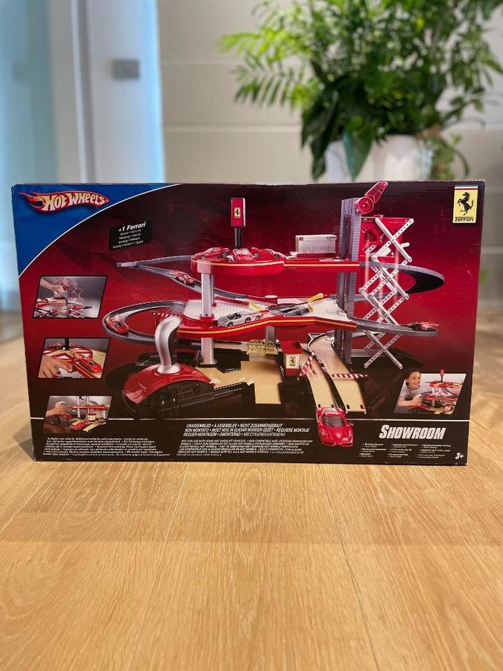 Hot Wheels Showroom Ferrari - Nieuw in doos, Kinderen en Baby's, Speelgoed | Racebanen, Nieuw, Hot Wheels, Ophalen of Verzenden