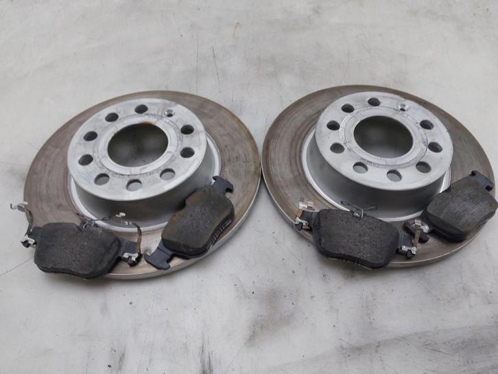 REMSCHIJFSET ACHTER Volkswagen Golf VIII Variant (GC5), Auto-onderdelen, Remmen en Aandrijving, Volkswagen, Gebruikt