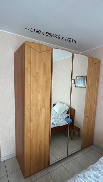 Grote eigentijdse houten kledingkast met spiegel beschikbaar voor biedingen