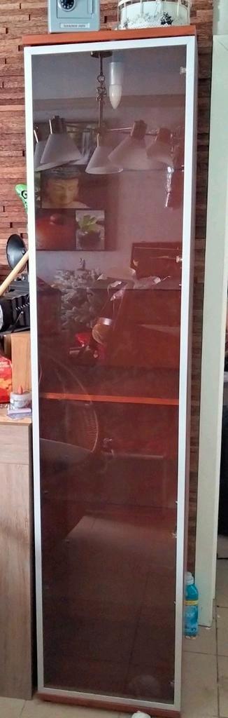 Vitrinekast met lamp in goede staat  beschikbaar voor biedingen